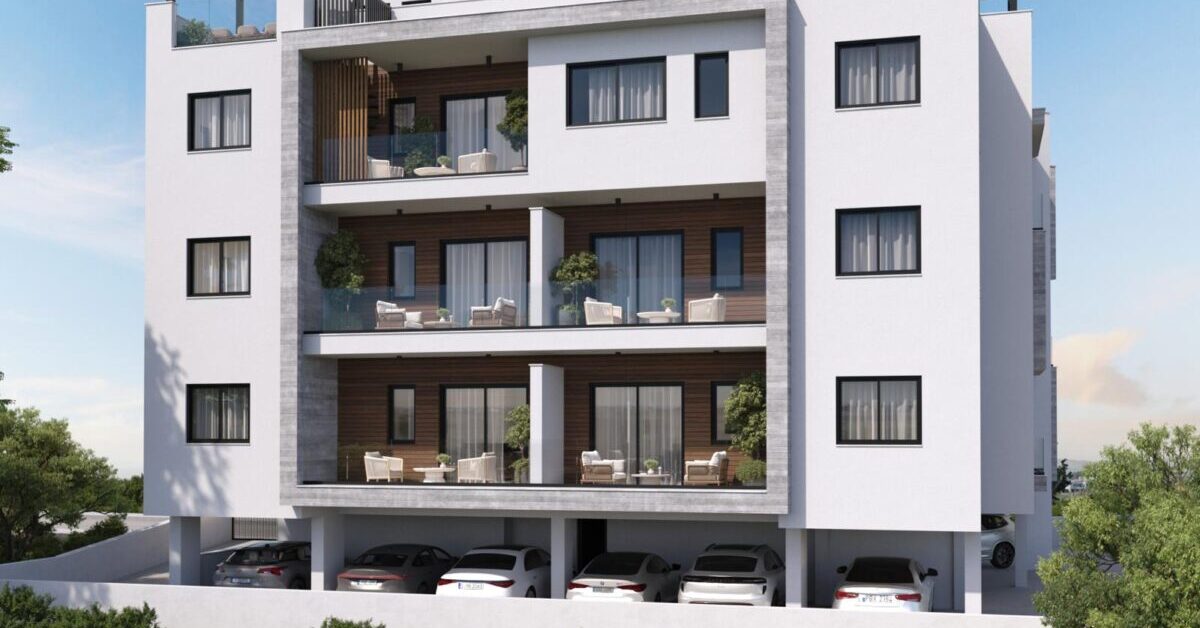 Elewacja budynku z nowoczesną architekturą i przeszklonymi balkonami